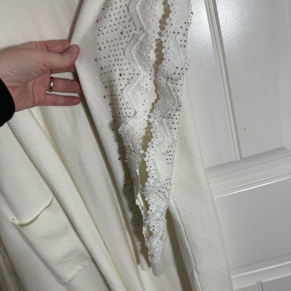 White Cardigan w/ Cut out Embellished - Picture 3 of 6